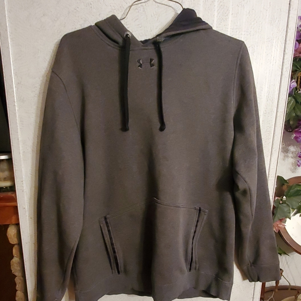 Mens under armour storm sweat shirt.
